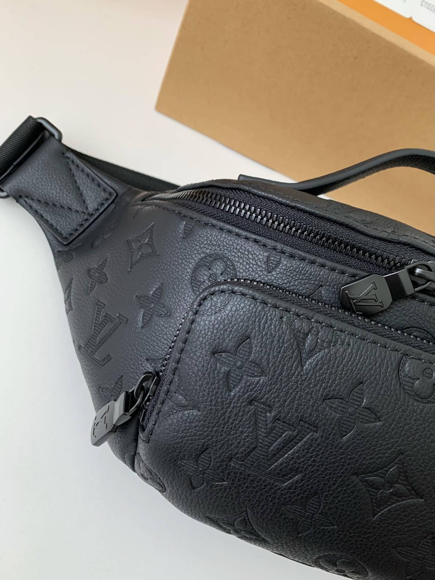New L*V RUSH waist bag M47058 Size: 30*15*8cm