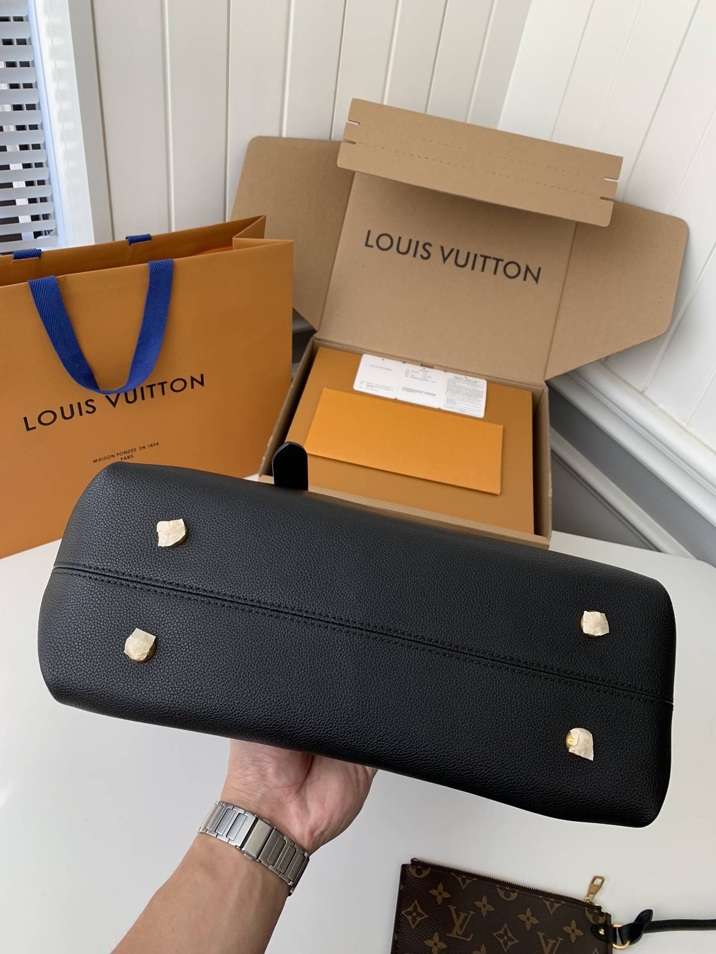L*V Low Key Cabas Mid -number Handbag M25343 Size: 30*14*47cm