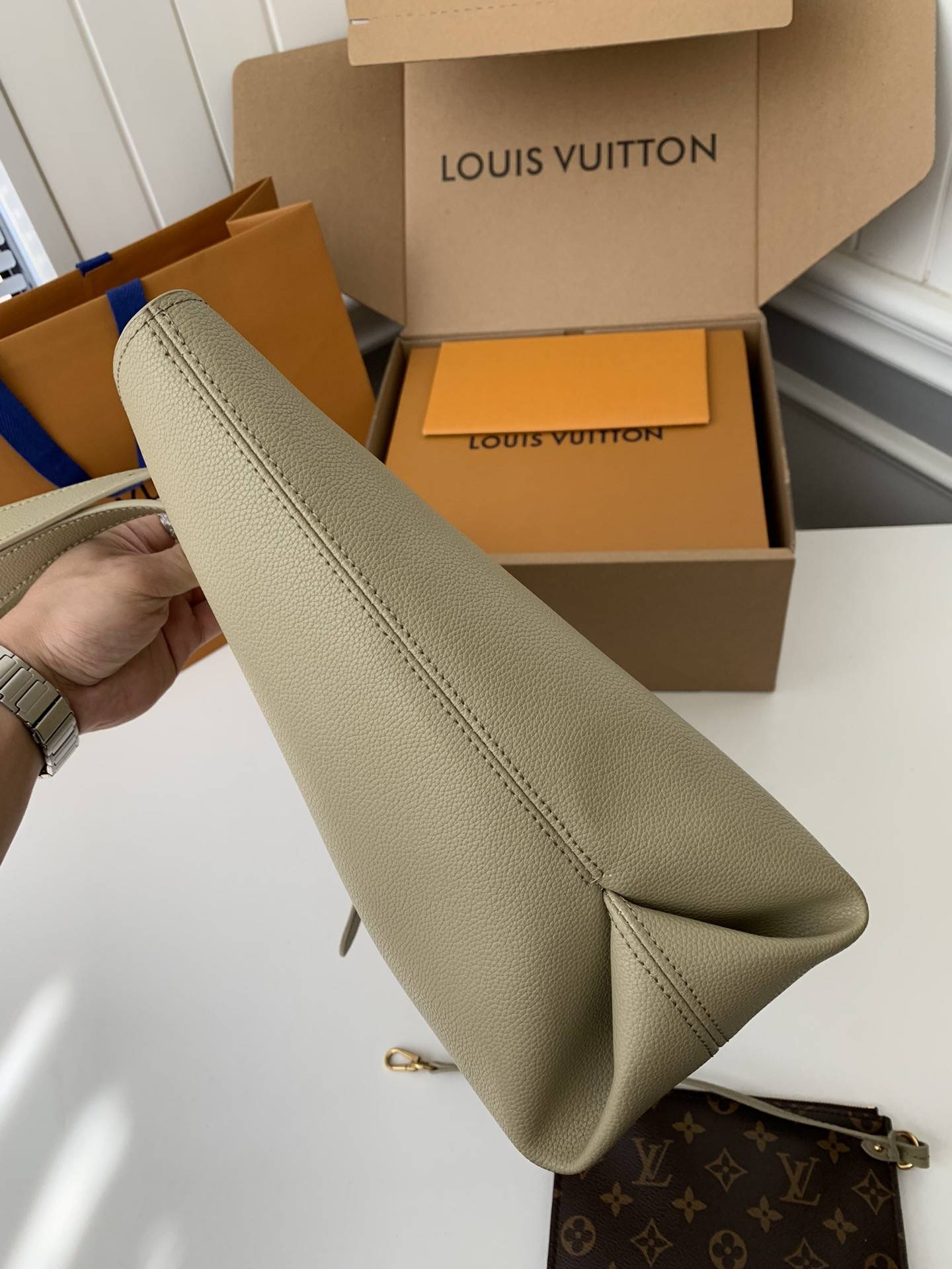 L*V Low Key Cabas Mid -number Handbag M25343 Size: 30*14*47cm