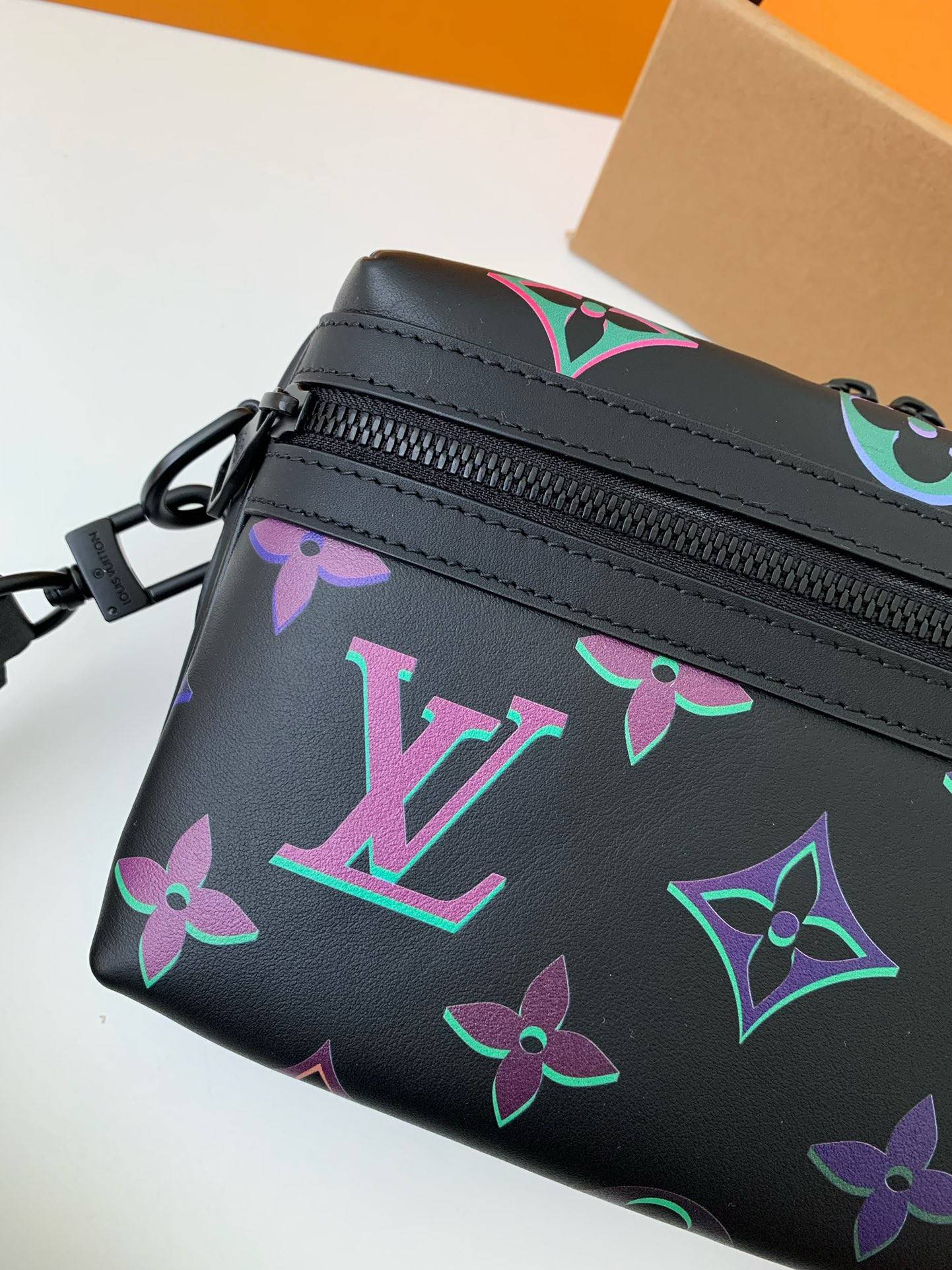 L*V  COMET Full Leather Messenger Bag M22495