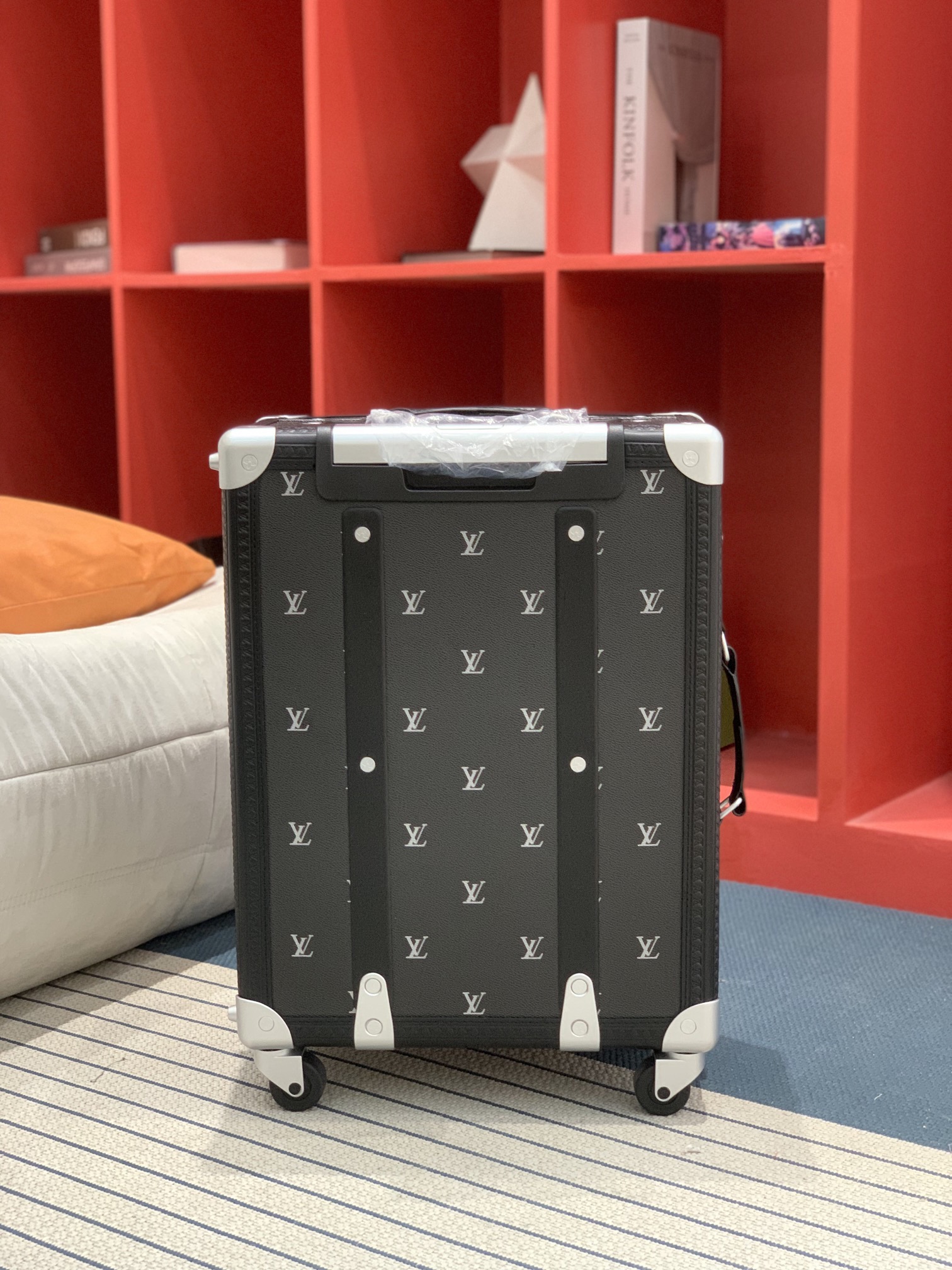 L*V M11067 RUNWAY Rolling Trunk