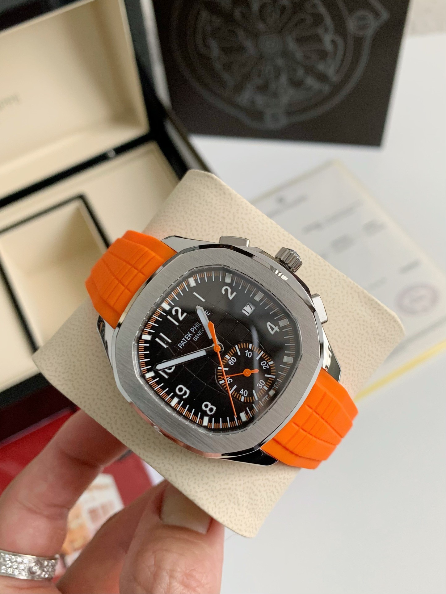 PATEK PHILIPPE AQUANAUT Series 120-meter waterproof wristwatc h, 42.2mm