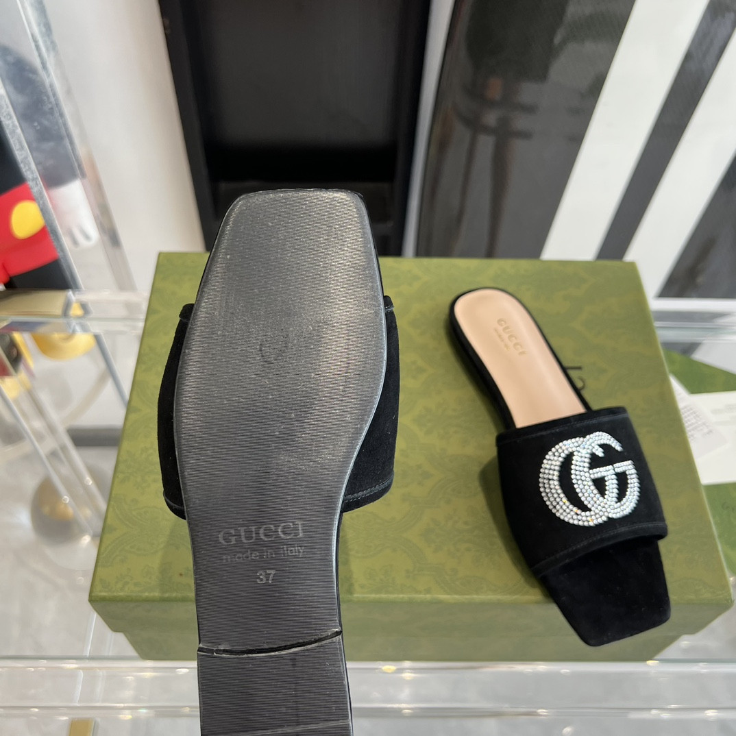 G*u*i slippers