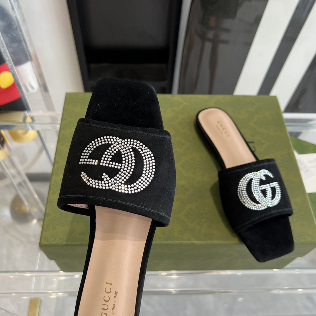 G*u*i slippers