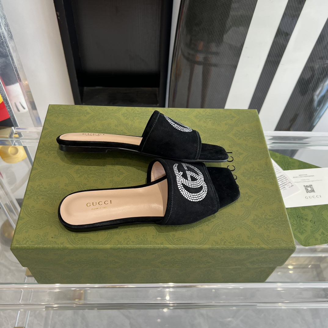 G*u*i slippers