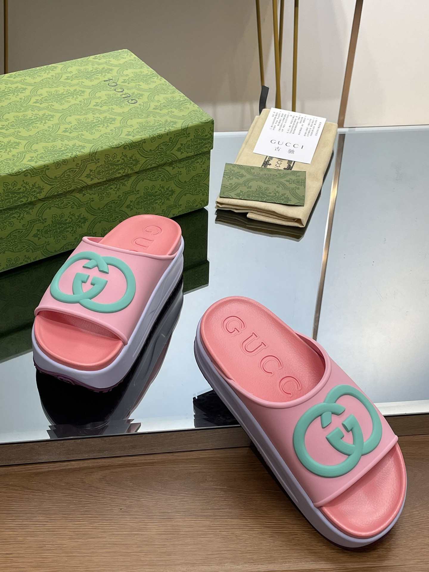 G*u*i slippers